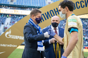 Zenit's crowned RPL champions trophy ceremony