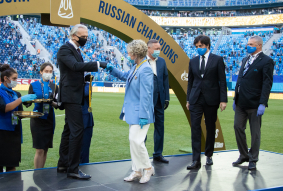 Zenit's crowned RPL champions trophy ceremony